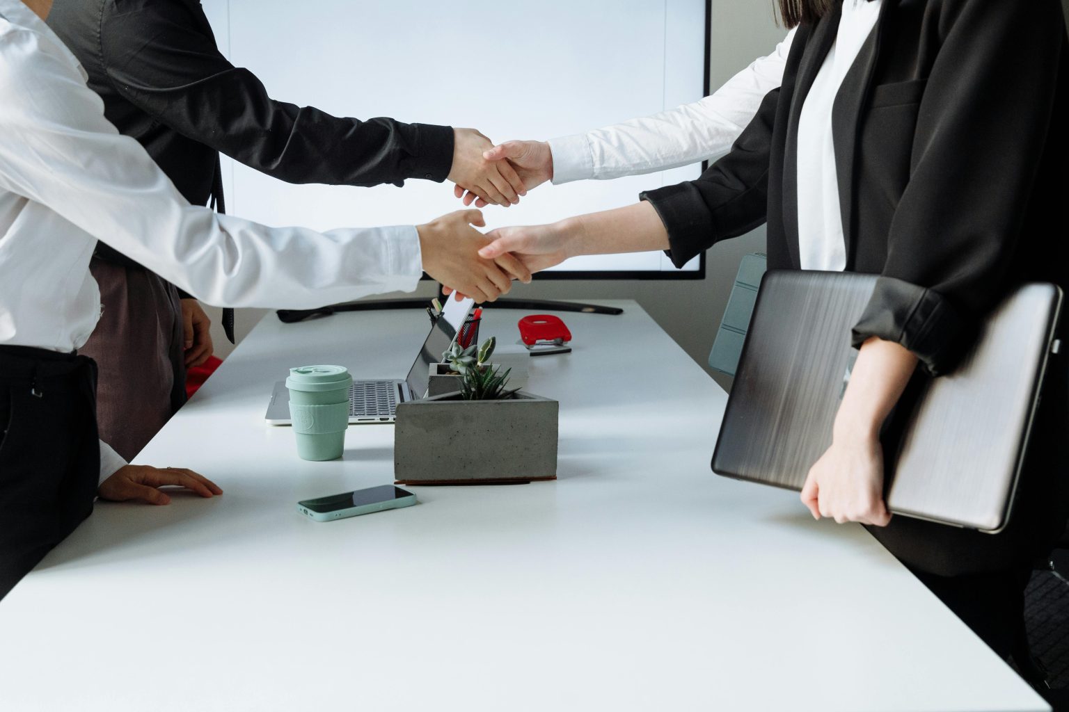 Handshake between partners